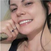 Sem experiência na aula, formanda de letras neste semestre, muita facilidade em comunicação com todas as idades, mas prefiro criança